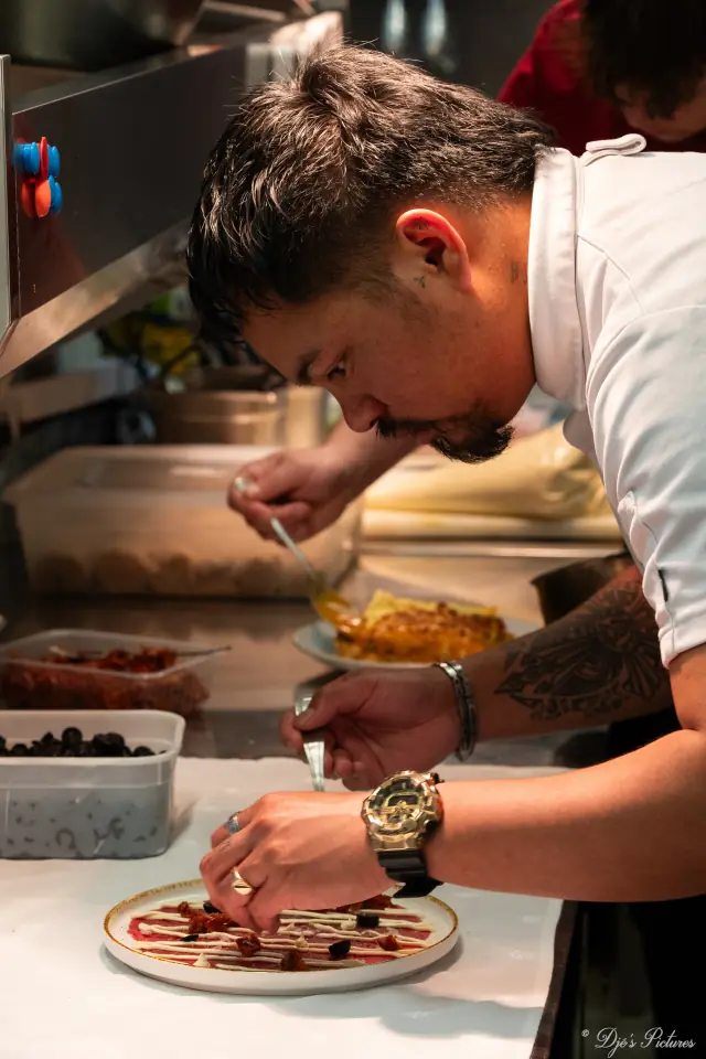 Bastien Simon dresse une assiette en cuisine