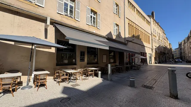La devanture et la terrasse de L'Hédoniste, restaurant gastronomique rue de la Fontaine à Metz