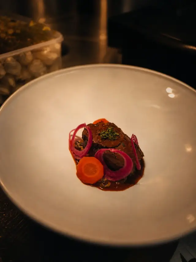 Paleron lorrain confit, réduction corsée et condiments
