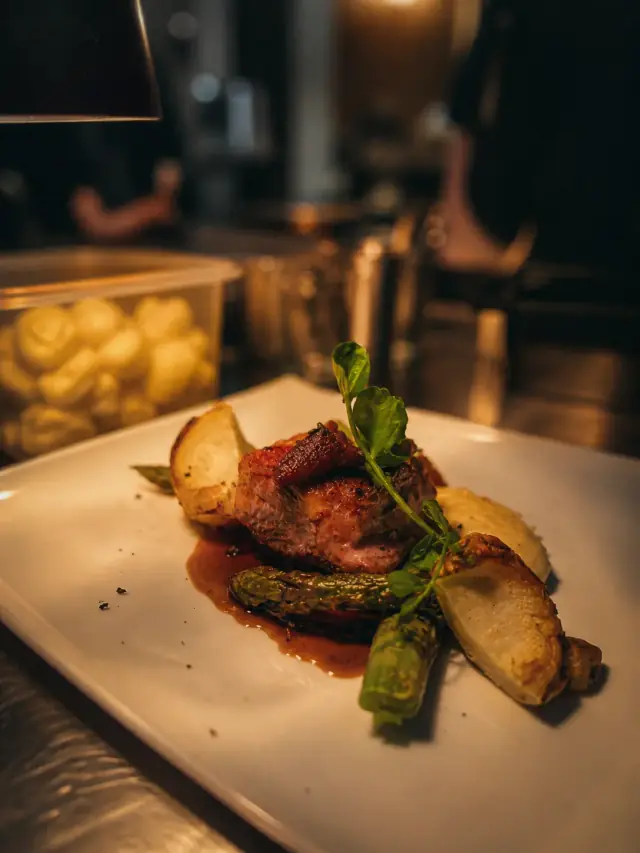 Selle d’agneau, jus corsé à l’ail noir