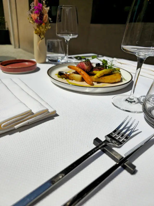 Une table dressée en terrasse à L'Hédoniste, restaurant gastronomique à Metz