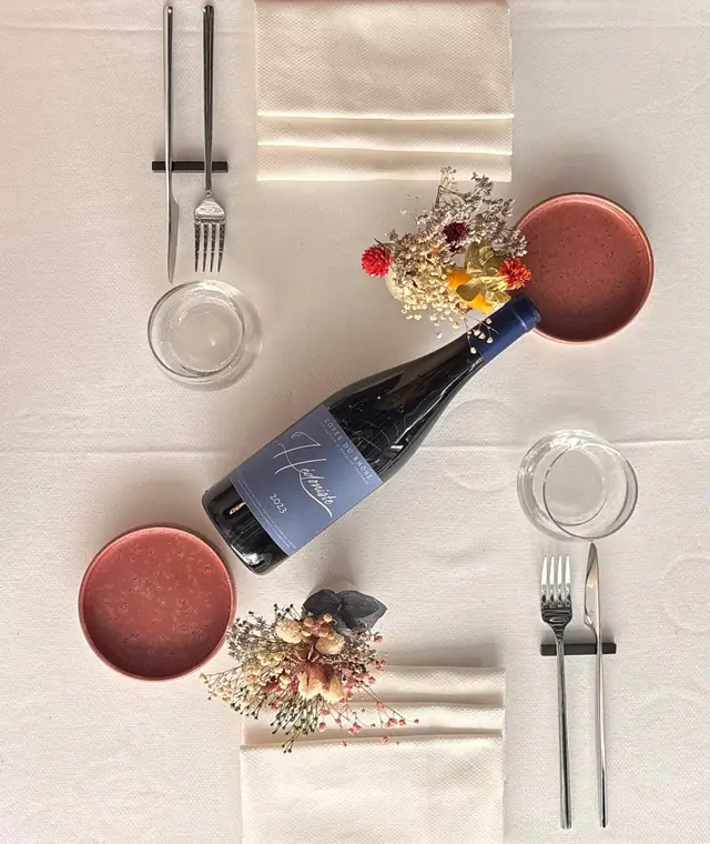 Une cuvée de la maison dressée sur la nappe